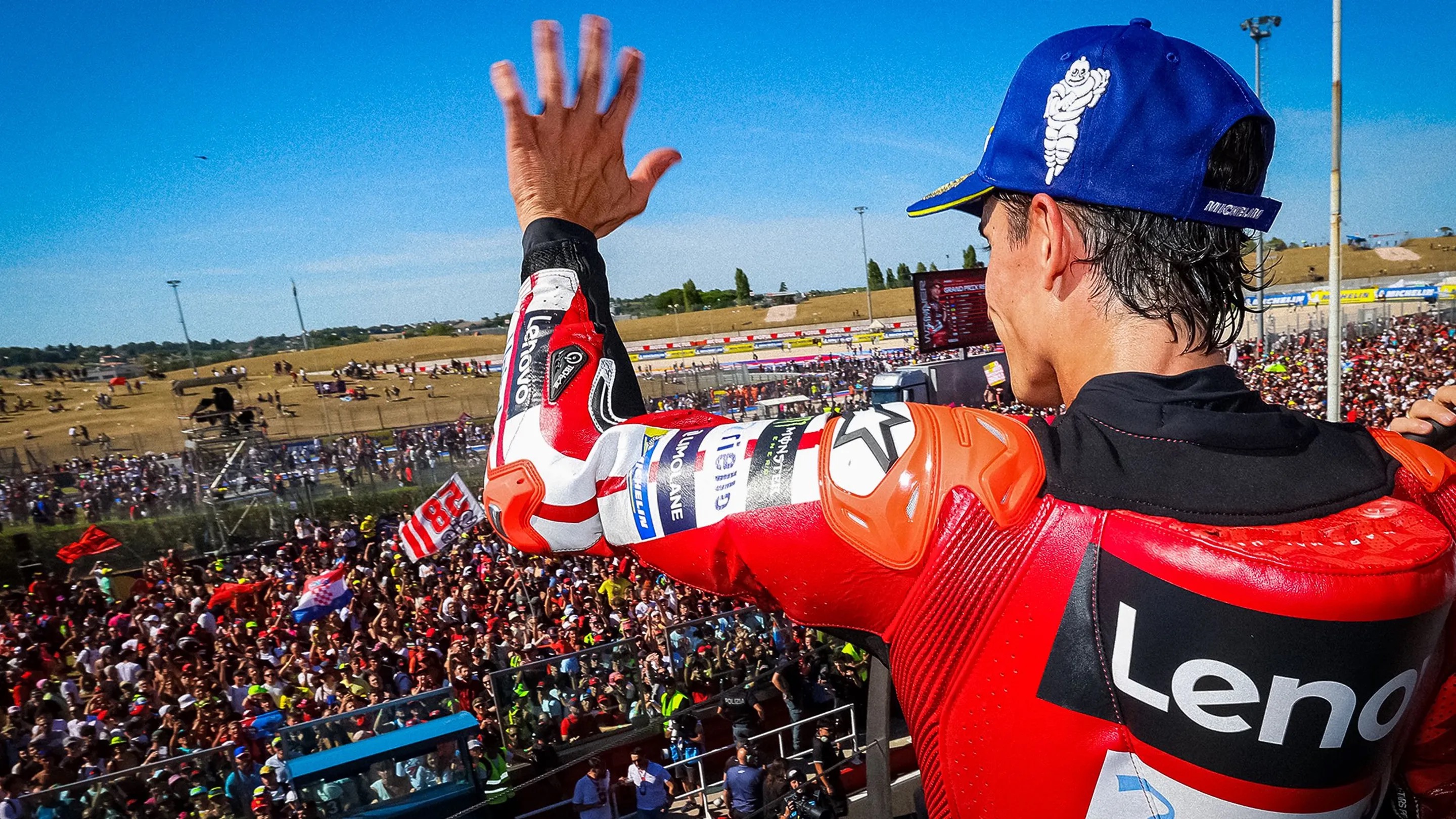 Marc Márquez fagnar sigri á Misano